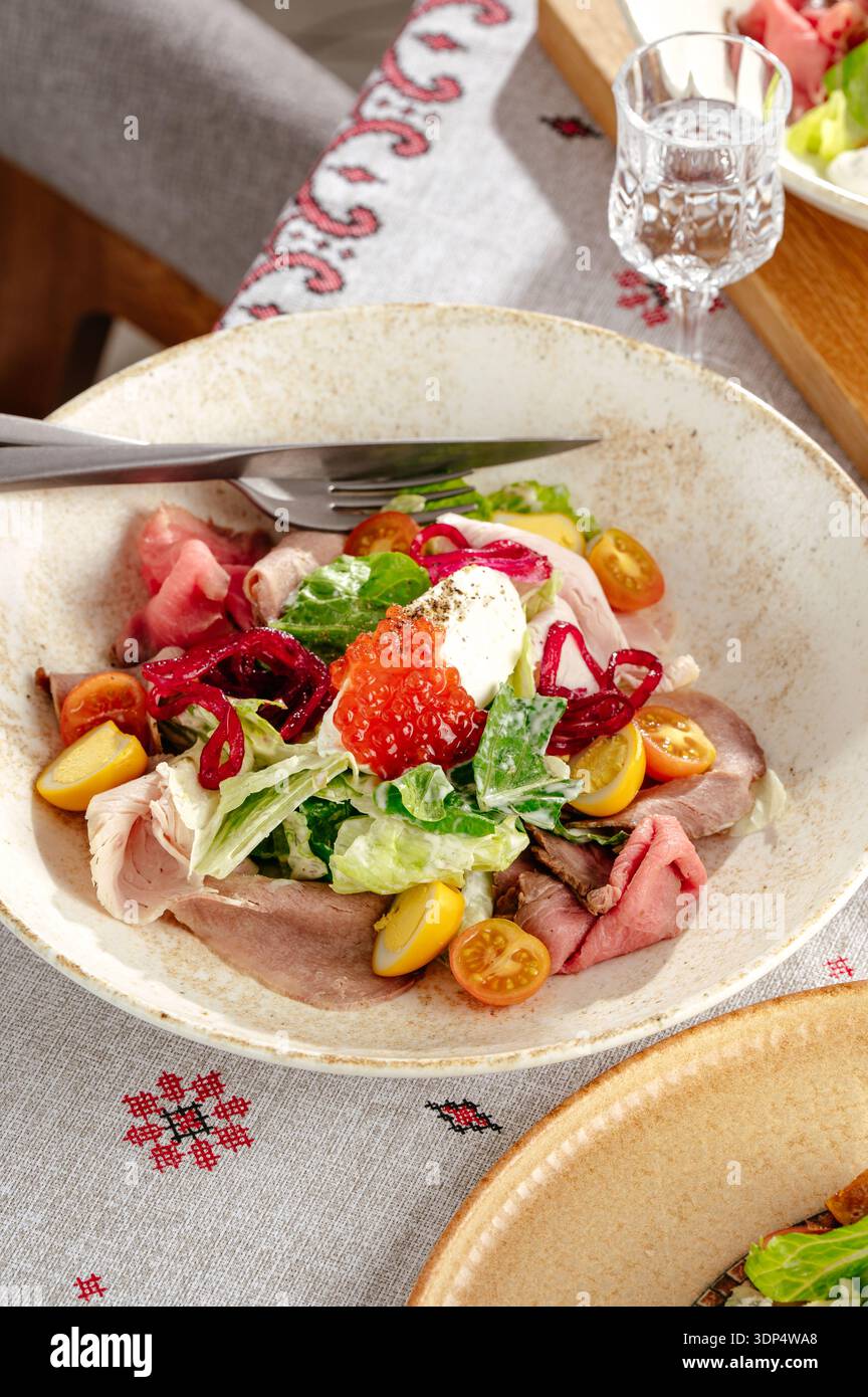 salade avec viande, légumes et sauce Banque D'Images