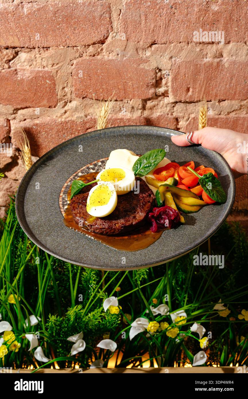 salade de légumes et steak dans un restaurant Banque D'Images