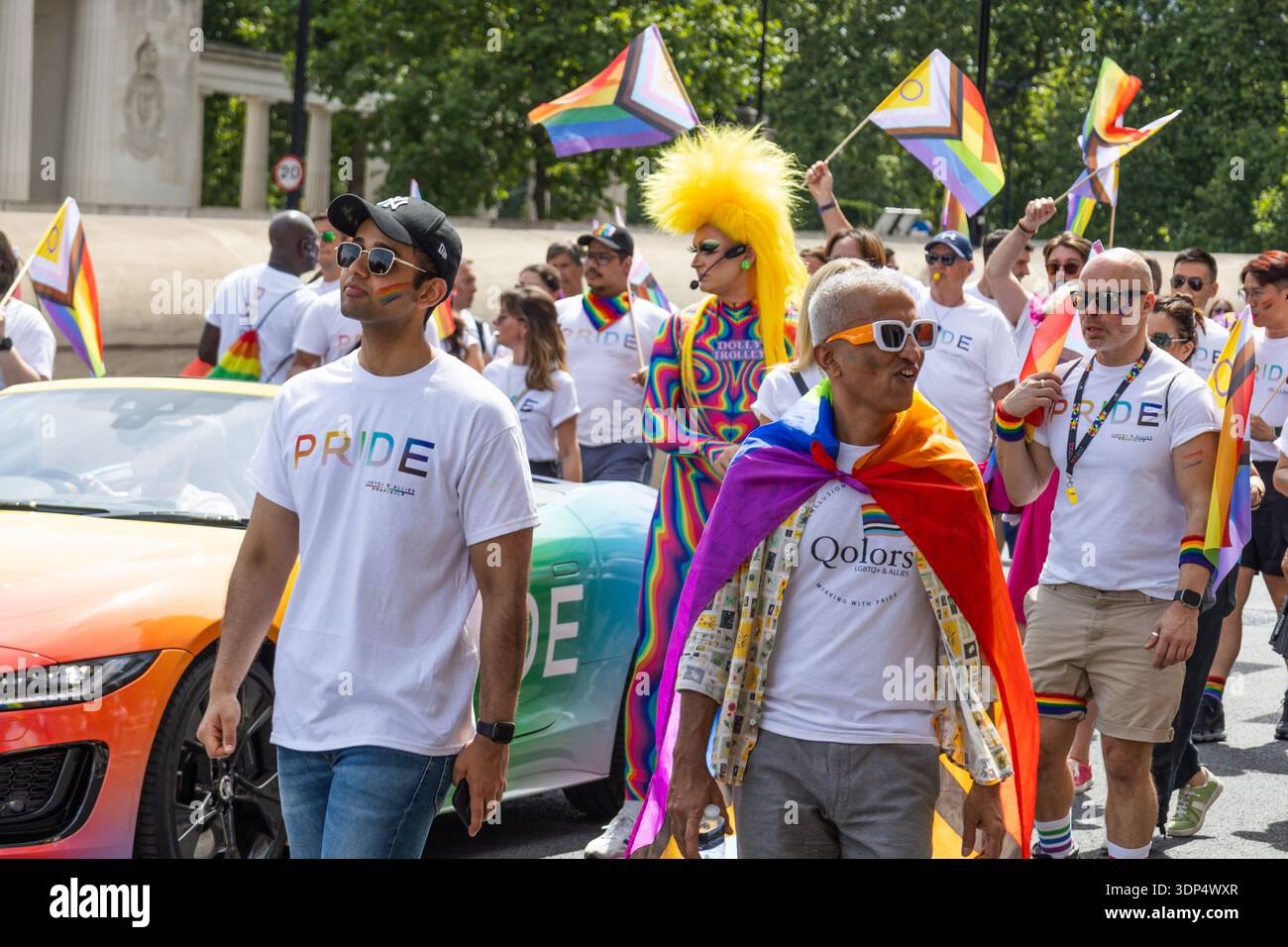 Les gens marchant avec des drapeaux arc-en-ciel pendant l'événement de la fierté de Londres. Londres, Royaume-Uni, 29 juin 2024 Banque D'Images