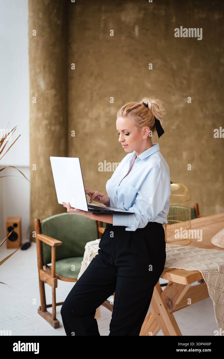 Femme se sentant stressée au travail Banque D'Images
