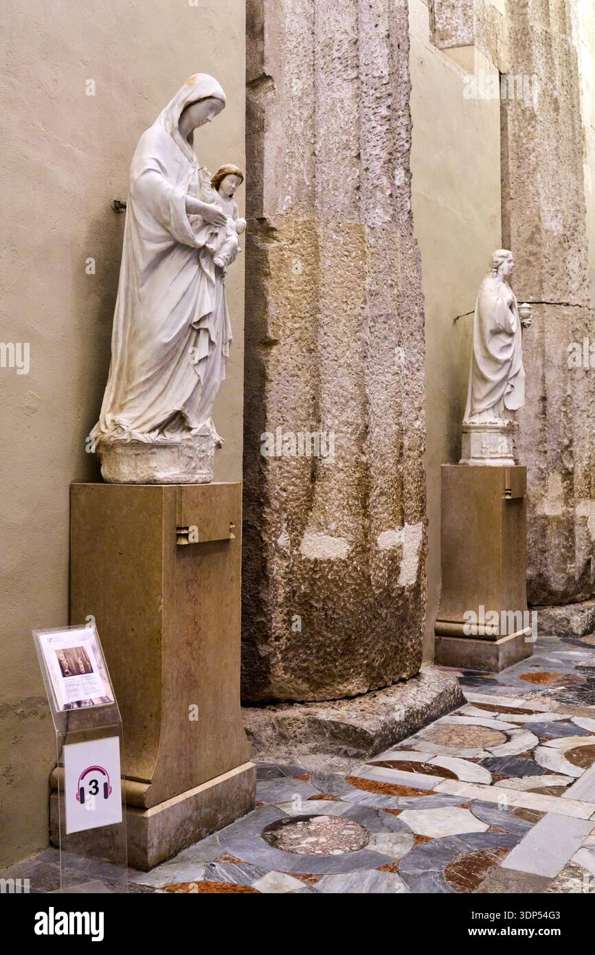 L’allée gauche, Ve siècle av. J.-C., colonnes doriques ; Santa Caterina d’Alessandria, école gaginienne, XVIe siècle ; Madonna col Bambino, Domenico Gagini, XVIe siècle Banque D'Images