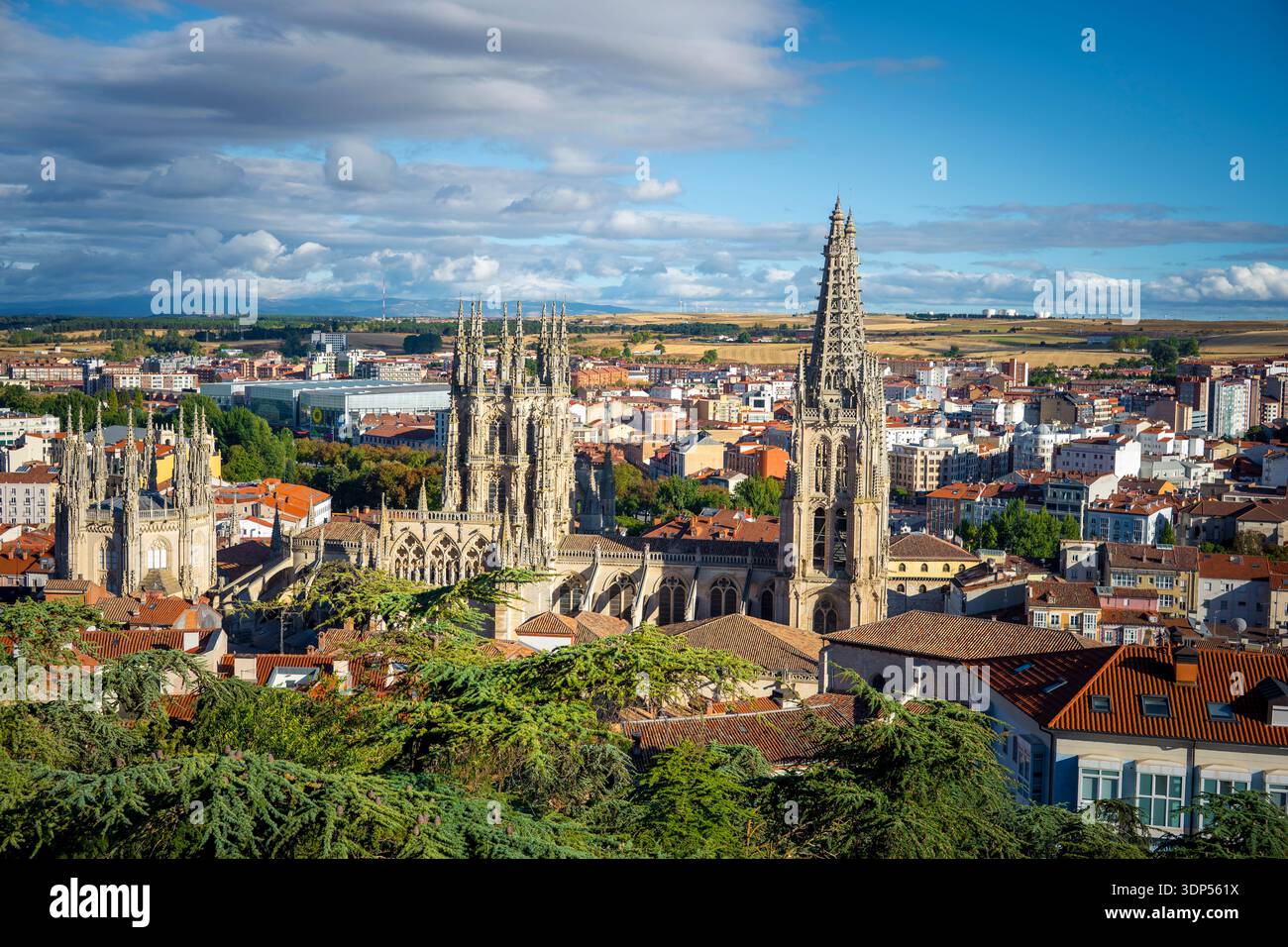 Burgos, Espagne, 23 septembre 2025 : vue sur la ville et la cathédrale de Burgos vues depuis le Mirador Del Castillo Banque D'Images