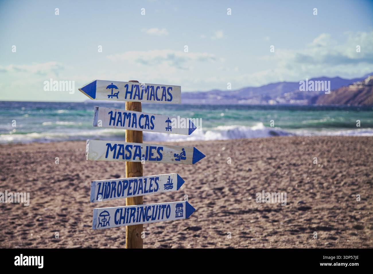 Poteau latéral de direction en bois sur la plage en Espagne Banque D'Images
