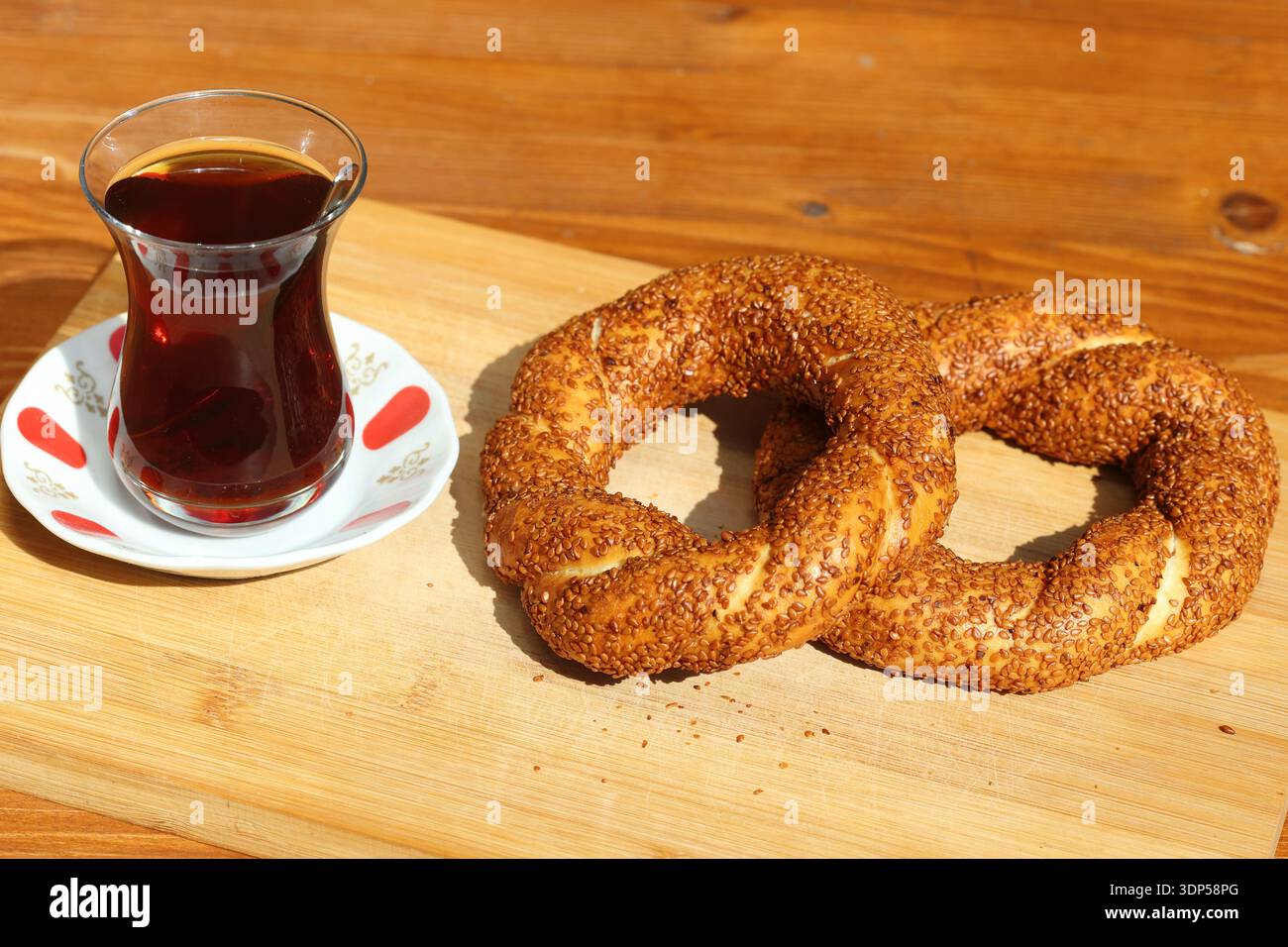 thé turc et bagels turcs (simit) sur surface en bois Banque D'Images