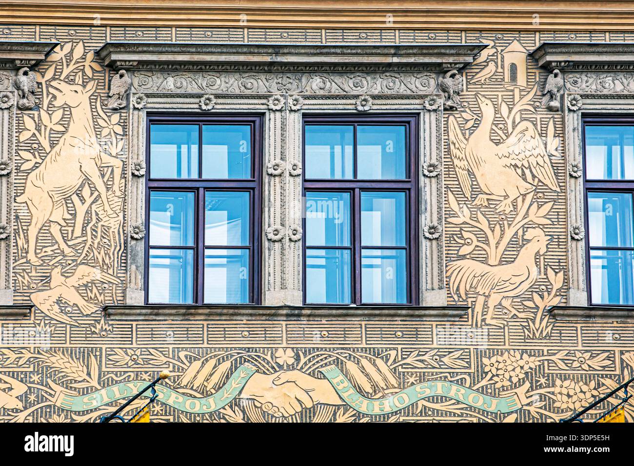 Partie d'un bâtiment avec des fenêtres de style Renaissance présentant des scènes bibliques et mythologiques en sgraffito Banque D'Images