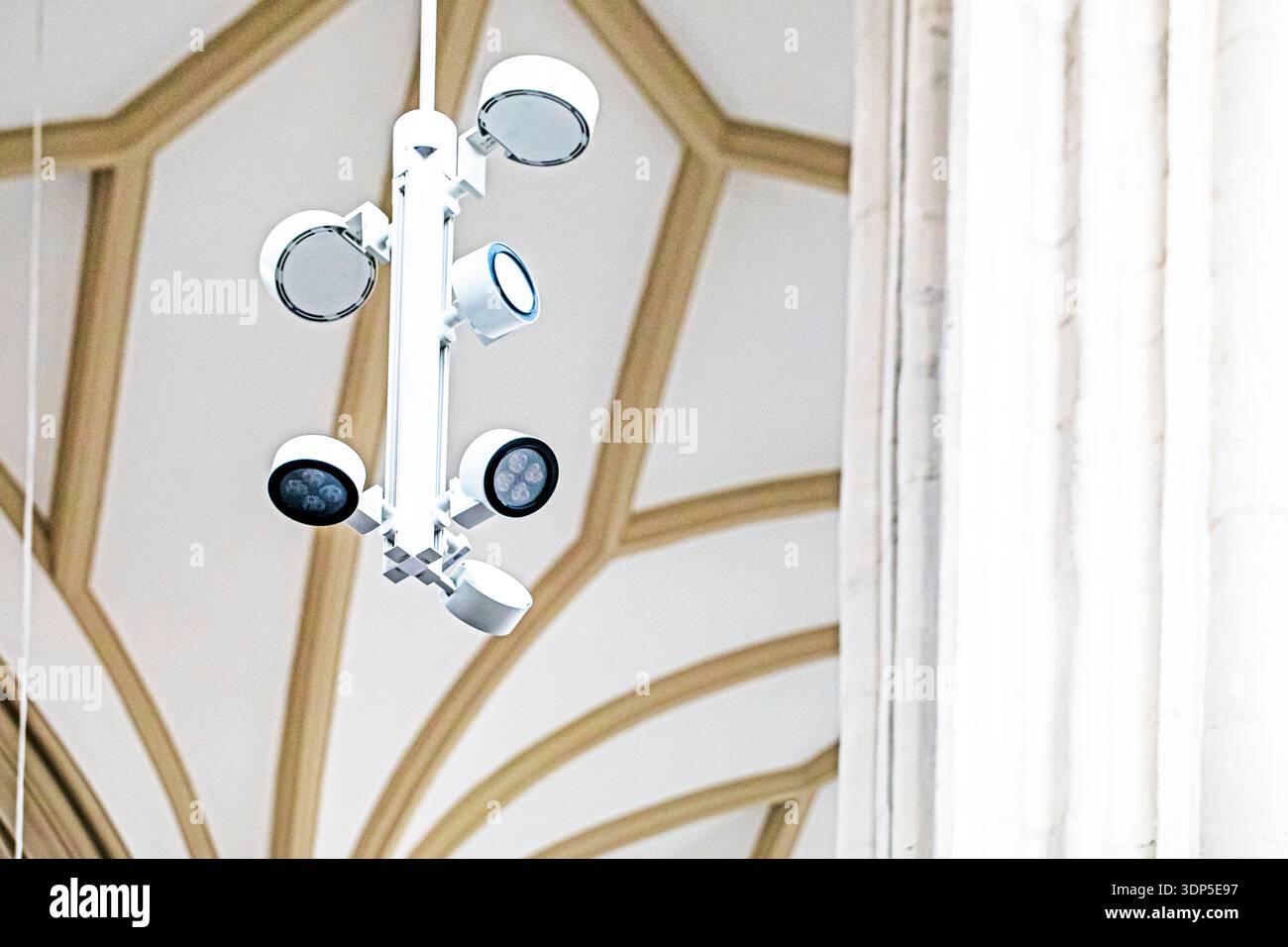 Projecteurs modernes et système de vidéosurveillance au plafond. Sûreté et sécurité des locaux Banque D'Images