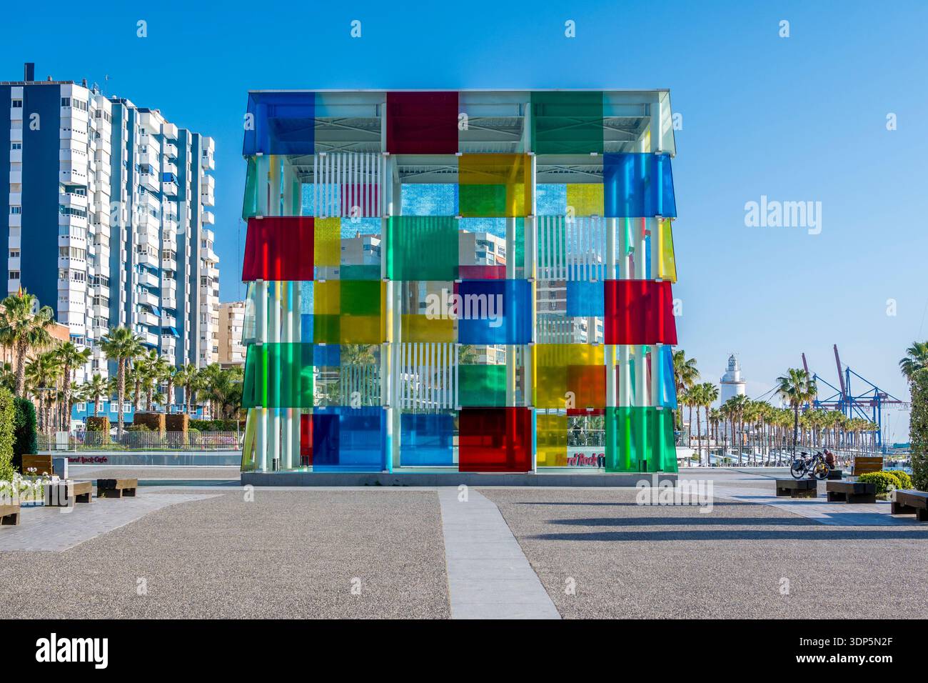Malaga, Espagne, avril 2023 : vue sur le Centre Pompidou architecture cubique colorée par Daniel Buren. Lieu : Marina de Malaga, Espagne Banque D'Images