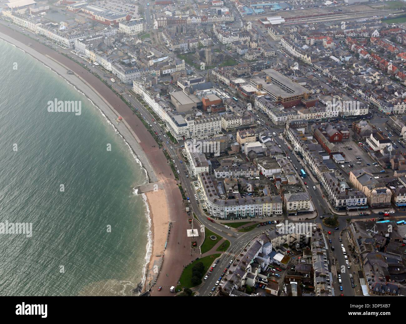 Vue aérienne de Llandudno dans le nord du pays de Galles, vue orientée vers l'est le long de la Parade et Colwyn Road sur la baie de Llandudno Banque D'Images