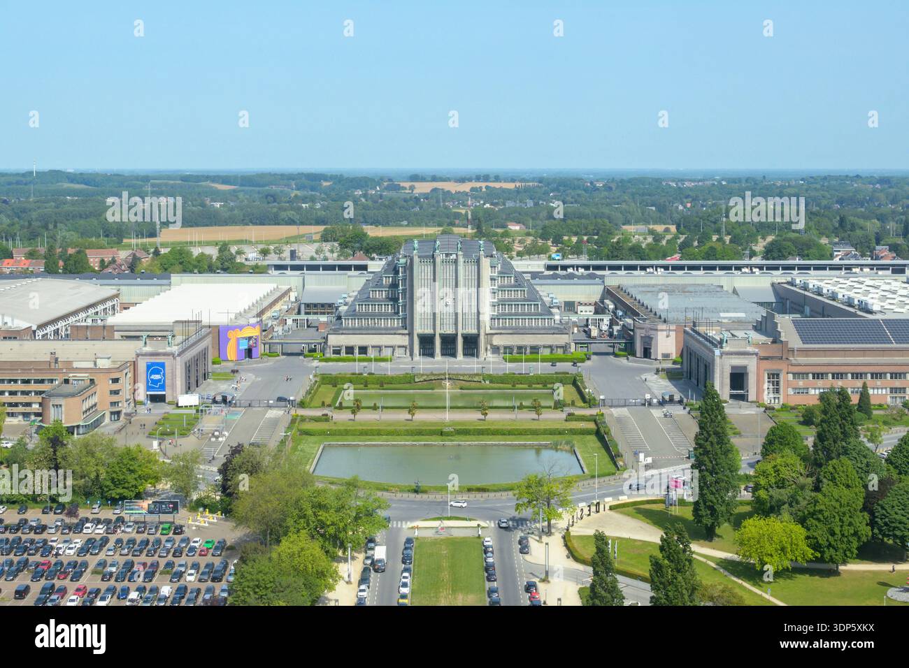Bruxelles, Belgique, mai 2023 : vue sur Brussels Expo art deco Paleis 5 sur le plateau du Heysel à Laeken, Bruxelles Banque D'Images