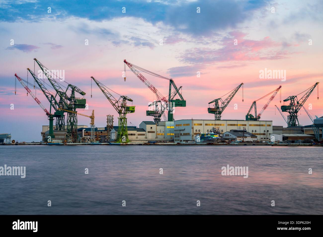Cales sèches au port de Kobe, Japon au crépuscule. Banque D'Images