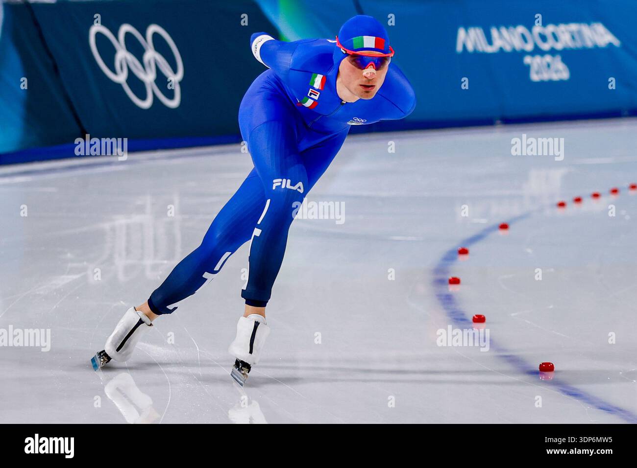 Riccardo Lorello, de l'Italie, en compétition sur le 10000 m de patinage de vitesse masculin le septième jour des Jeux Olympiques d'hiver de Milan Cortina 2026 au stade de patinage de vitesse de Milan le 13 février 2026 à Milan, en Italie. (Crédit : Henk Jan Dijks/MTB-photo/Alamy Live News) Banque D'Images