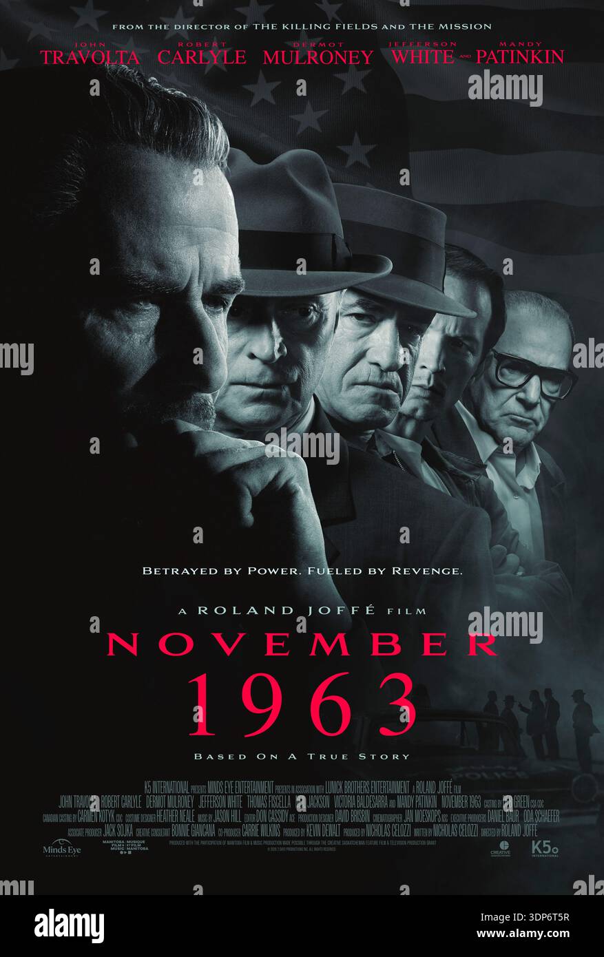 Novembre 1963 (2026) réalisé par Roland Joffé et mettant en vedette John Travolta, Robert Carlyle et Dermot Mulroney. L'histoire de l'assassinat de JFK racontée par Joseph Giancana, qui était avec son frère Sam pendant ces jours fatidiques en novembre 1963. Affiche internationale une feuille à USAGE ÉDITORIAL EXCLUSIF. Crédit : BFA / K5 International Banque D'Images