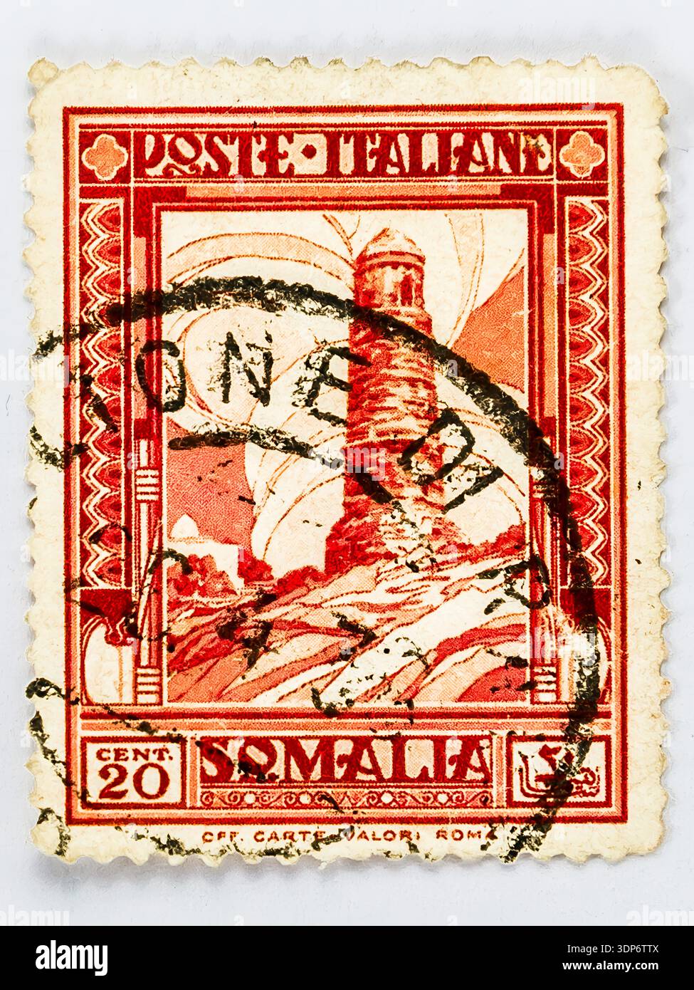 Timbre vintage de la Somalie italienne représentant une figure assise dans un cadre architectural. Banque D'Images