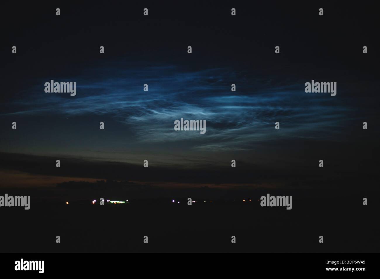 Crépuscule avec nuages Noctilucent (argent) Banque D'Images