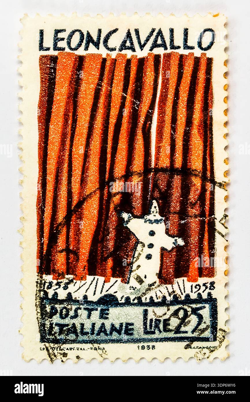 Timbre postal italien vintage honorant le compositeur Ruggero Leoncavallo, avec son nom et un design de rideau de théâtre. Banque D'Images