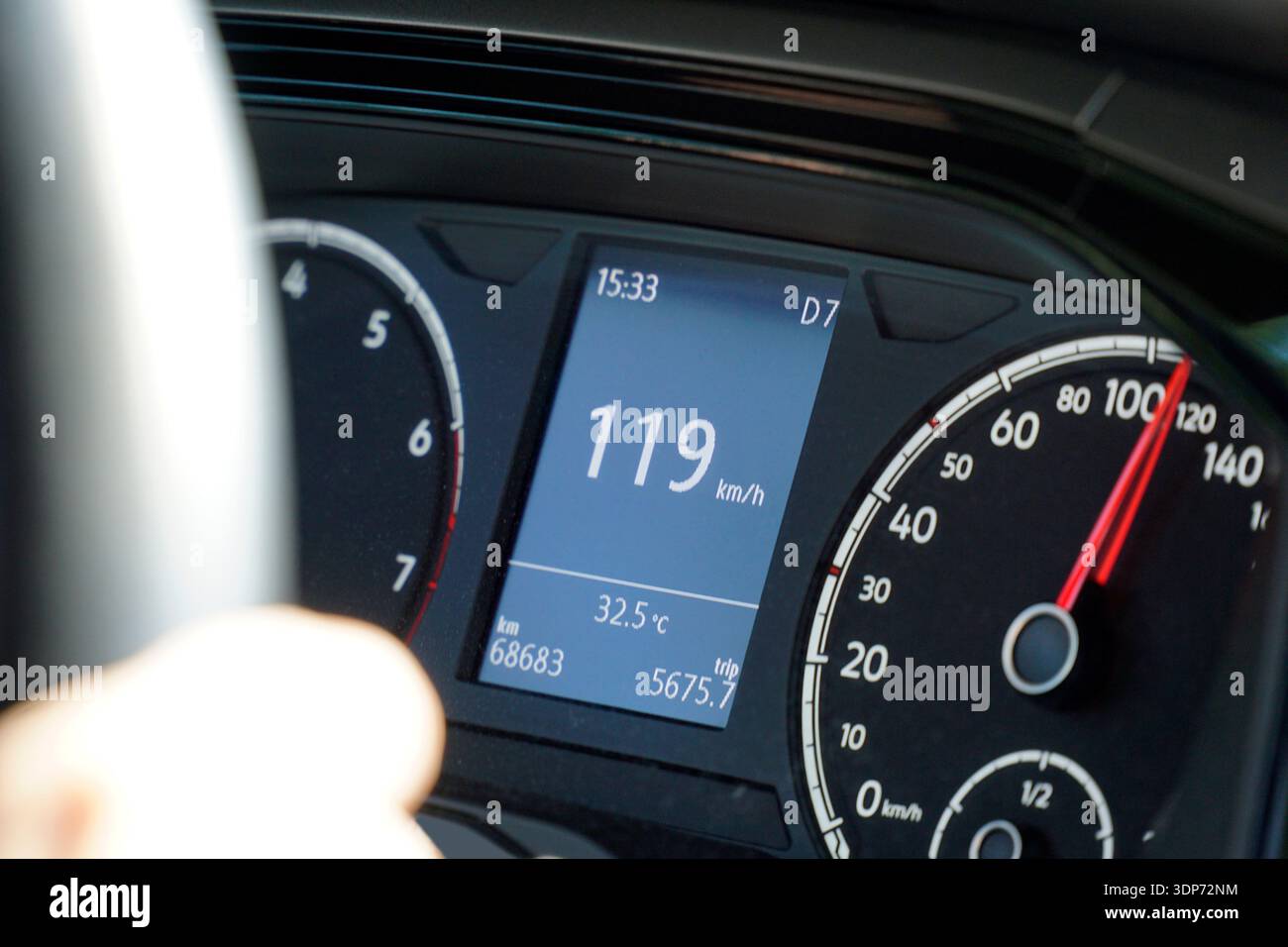 Tableau de bord de voiture montrant la vitesse de 119 KMH Banque D'Images