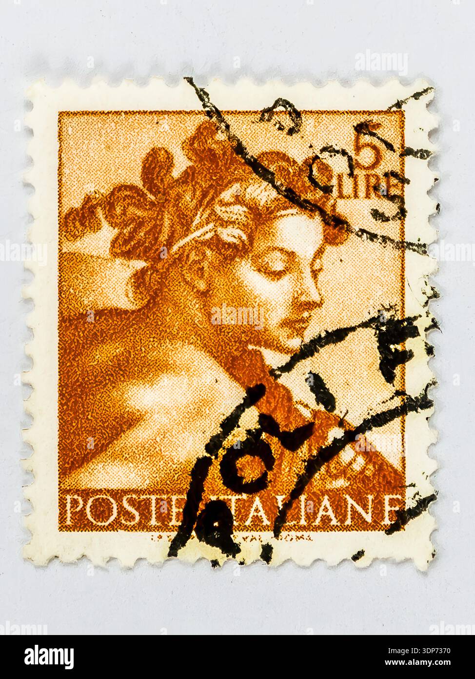 Timbre italien de 5 lires Michelangiolesca représentant l'un des Ignudi de Michel-Ange du plafond de la Chapelle Sixtine. Banque D'Images