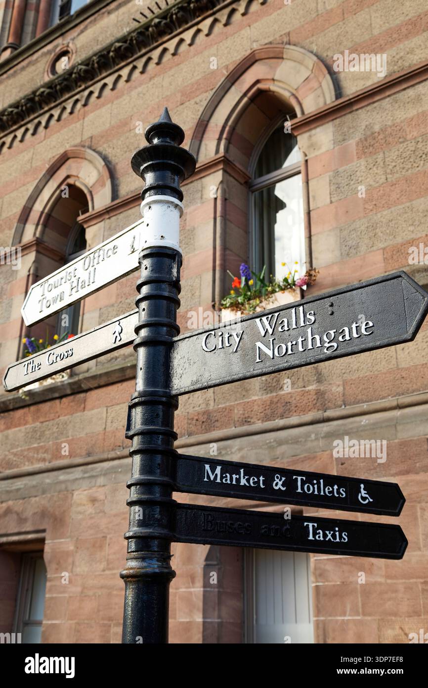 Panneaux à l'extérieur de la mairie de Chester, Cheshire. Les panneaux pointent vers des lieux d'intérêt de la ville, y compris les remparts de la ville. Banque D'Images