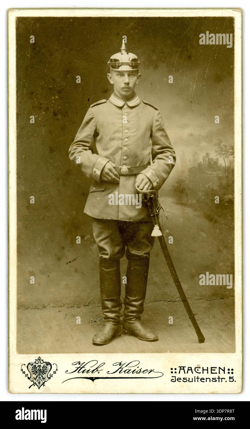 Soldat allemand de la première Guerre mondiale, cavalier, Bernhard Koninck, 22 ans, en uniforme, casque pickelhaube. Soldat de la première Guerre mondiale. Par Hubert Kaiser, Aix-la-Chapelle, Allemagne 1914 Banque D'Images