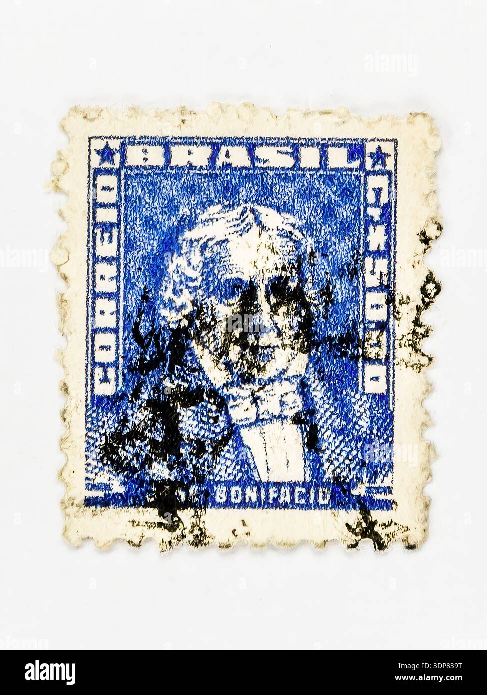 Timbre postal brésilien vintage représentant un portrait bleu et le nom Bonifacio. Banque D'Images