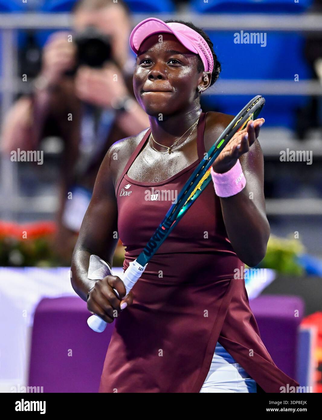 Doha, Qatar. 13 février 2026. Victoria Mboko, du Canada, vue dans Celebrates après avoir gagné contre Jelena Ostapenko, de Lettonie (pas en vue) lors de leur match de demi-finale en simple féminin au tournoi de tennis WTA Qatar TotalEnergies Open 2026 au Khalifa International Tennis Complex. Victoria Mboko a gagné contre Jelena Ostapenko 6-3, 6-2. ? ? Crédit : SOPA images Limited/Alamy Live News Banque D'Images