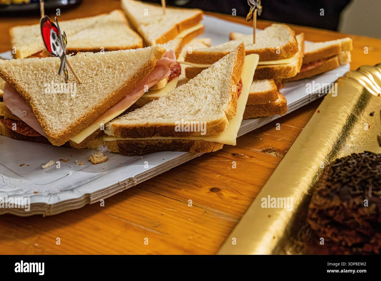 Sandwichs de fête arrangeant sur plateau avec pâtisserie pour la célébration Banque D'Images