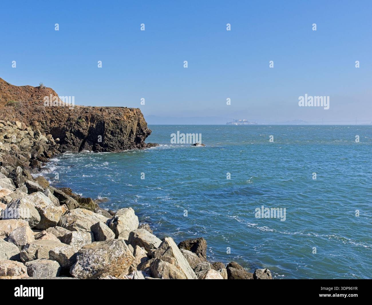 Lointaine île d'Alcatraz dans le brouillard de la côte rocheuse de point Cavallo à Fort Baker historique de Sausalito Californie Banque D'Images