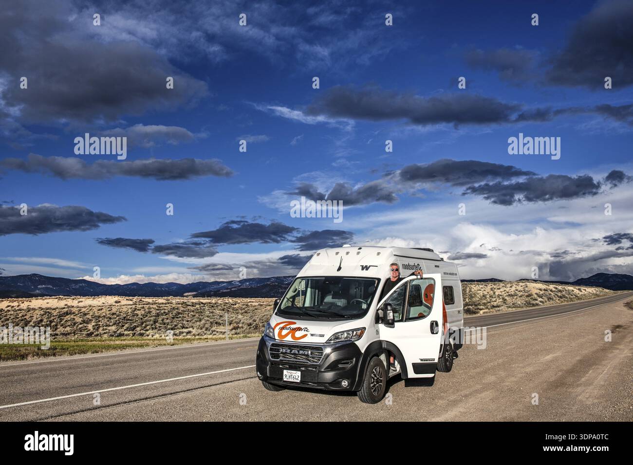 Touriste et camping-car au milieu d'orages sauvages et de nuages de pluie, sur la Great Basin Highway US 93, entre Ely et Baker, Nevada, États-Unis Banque D'Images