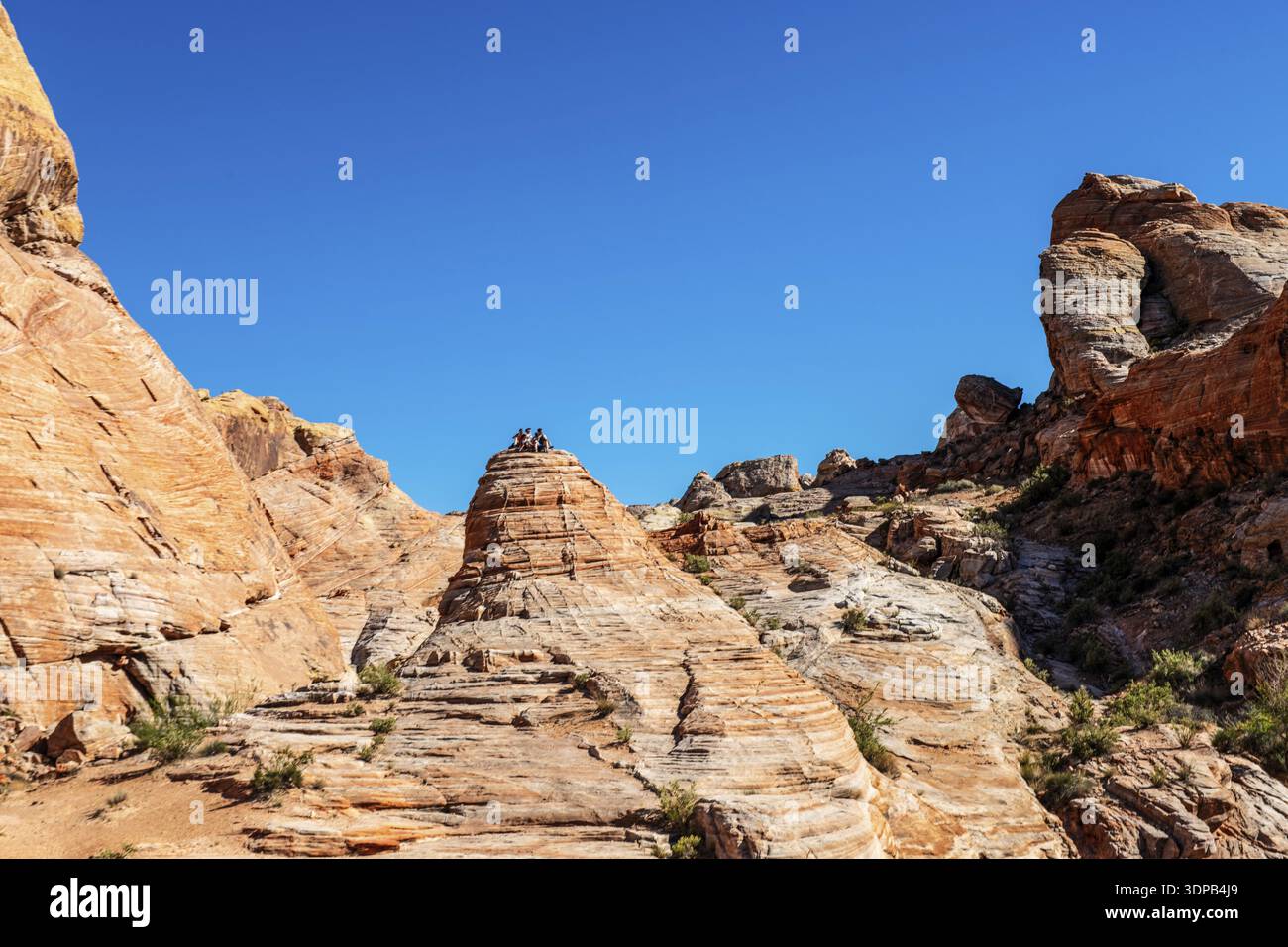 Randonneurs dans la boucle White Domes, Valley of Fire State Park, Nevada, États-Unis Banque D'Images