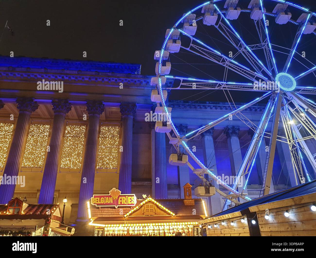 Liverpool, Royaume-Uni - 24 novembre 2019 : Belle scène de fête à un marché de Noël près de la gare de Liverpool Lime Street Banque D'Images