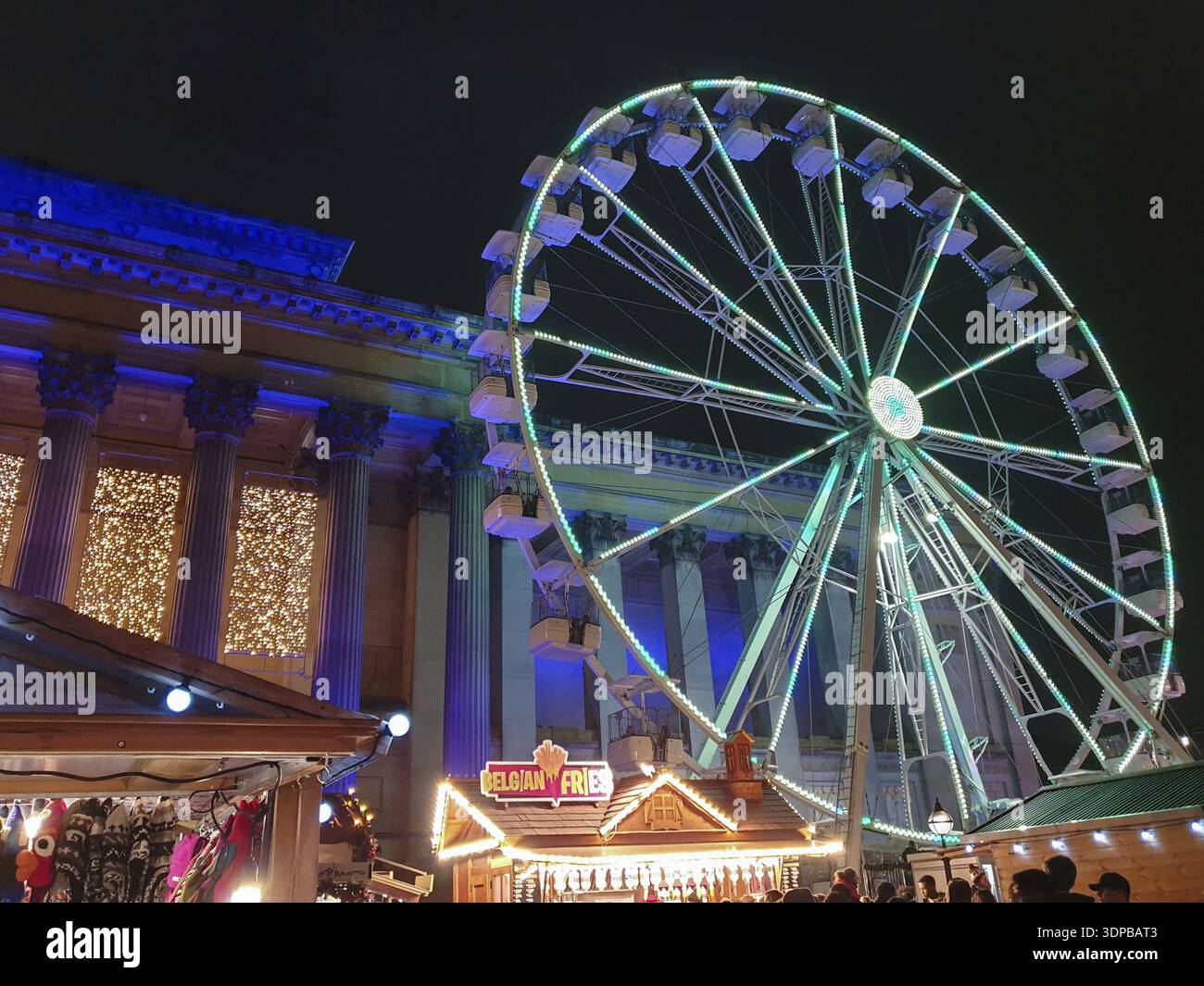 Liverpool, Royaume-Uni - 24 novembre 2019 : Belle scène de fête à un marché de Noël près de la gare de Liverpool Lime Street Banque D'Images