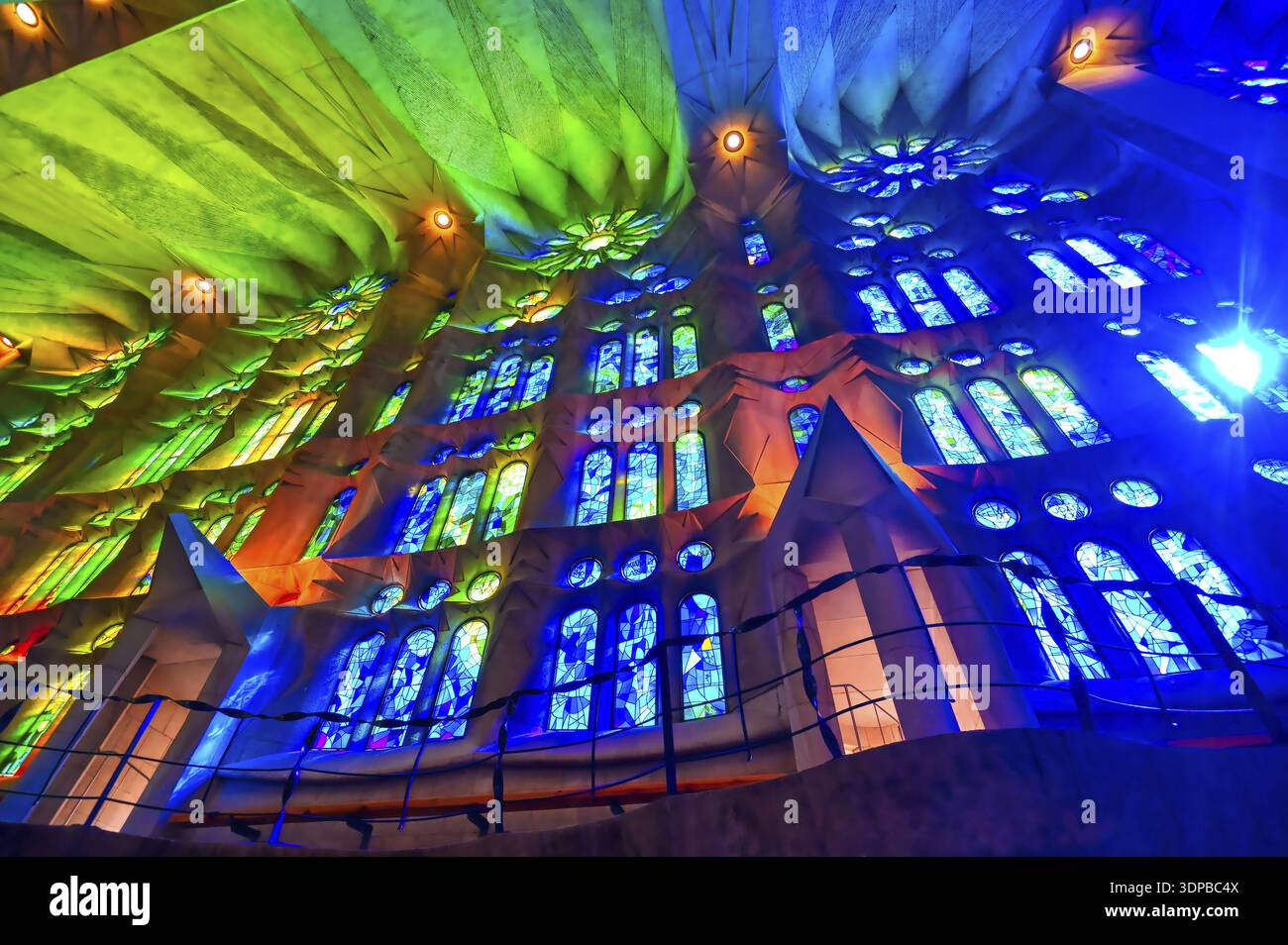 Barcelone, Espagne - 15 juin 2019 - L'intérieur de la chapelle principale de la Sagrada Familia dont la construction a commencé en 1882 Banque D'Images