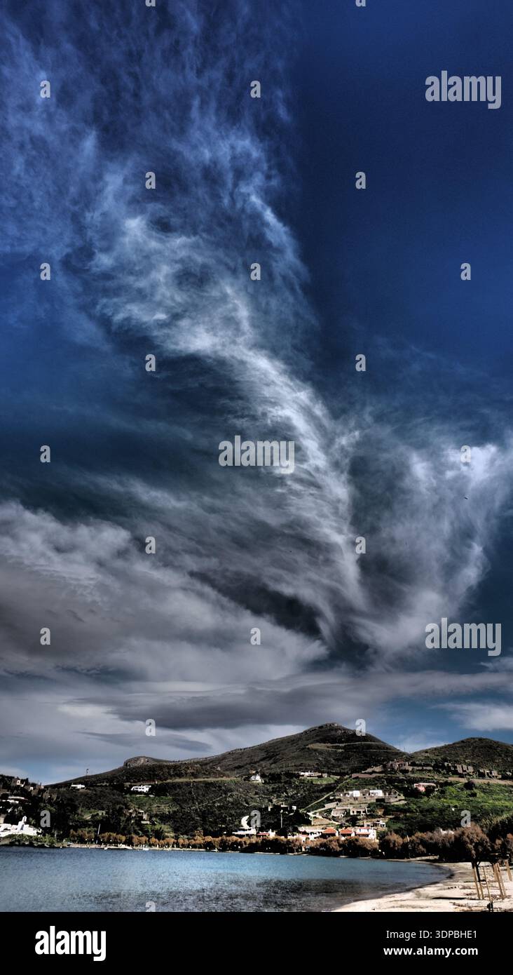 Photographie portrait unique de spectaculaires formations de cirrus et de nuages altocumulus de haut niveau balayant un ciel méditerranéen bleu profond au-dessus d'un calme Banque D'Images