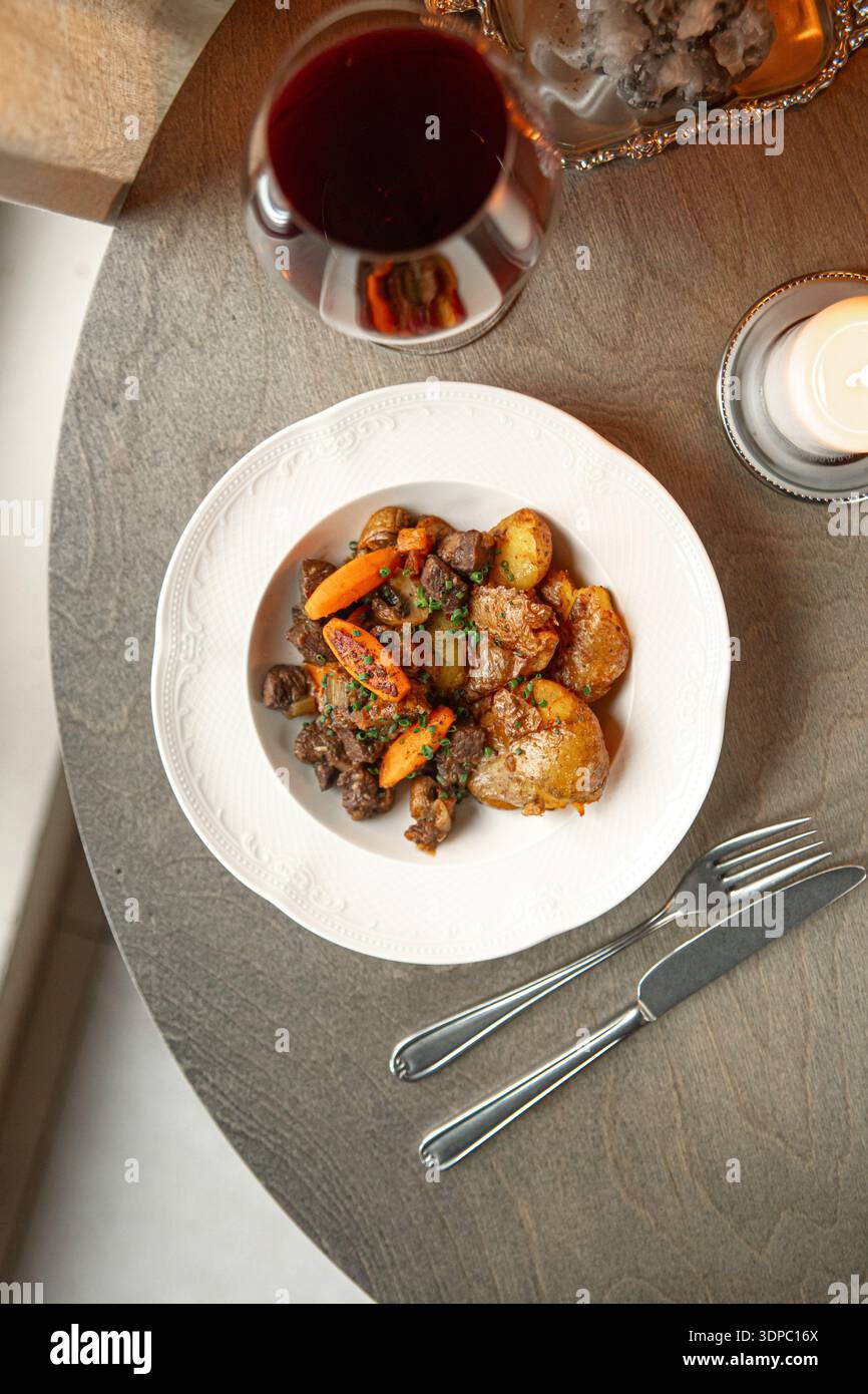 Boeuf français bourguignon avec vin et pommes de terre Banque D'Images