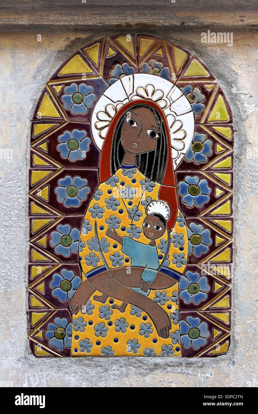 Une mosaïque naïve d'un basané sainte Vierge avec l'enfant, trouvé dans les rues de Cartagena de Indias, Colombie Banque D'Images