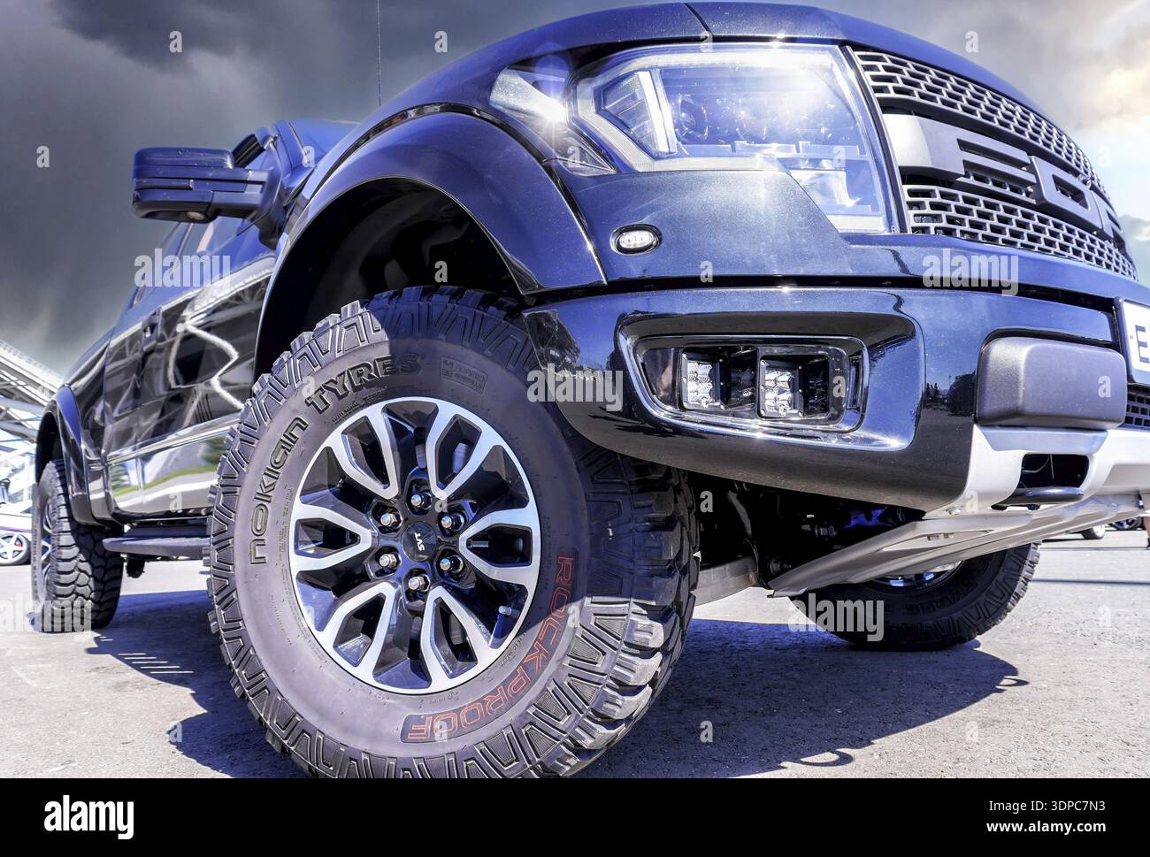 Samara, Russie - 26 juin 2022: Véhicule 4x4 tout terrain Ford avec pneus tout terrain Nokian. Véhicule tout-terrain noir Ford 4x4 Banque D'Images