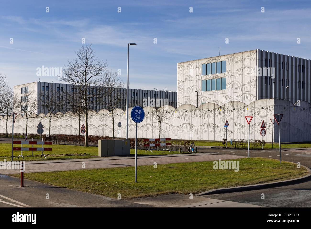 Complexe judiciaire de haute sécurité près de l'aéroport de Schiphol, pays-Bas. Architecture moderne, murs de sécurité ondulés. Banque D'Images