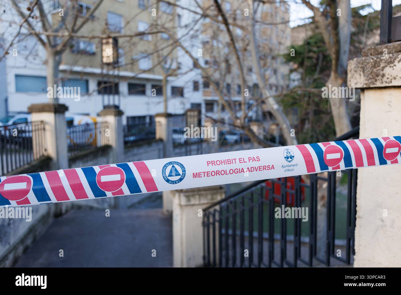 Ruban d'avertissement interdisant l'entrée pour des raisons de sécurité en raison du vent dans le parc public d'Alcoy le 14 février 2026, Espagne Banque D'Images
