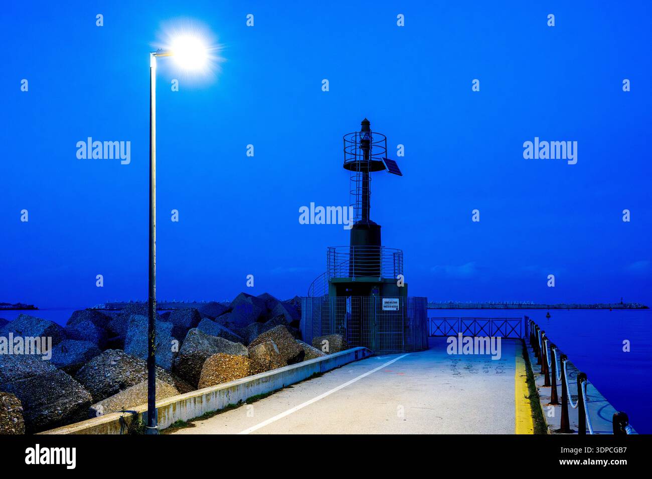 Balise lumineuse au brise-lames du port du canal près de l'embouchure de la rivière Pescara, Pescara, Abruzzes, Italie Banque D'Images