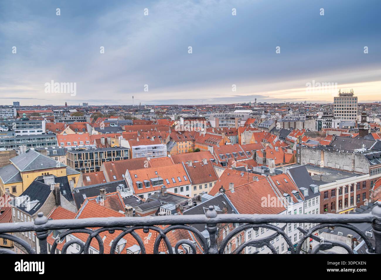 Vue panoramique sur Copenhague City Skyline avec les toits rouges historiques Banque D'Images