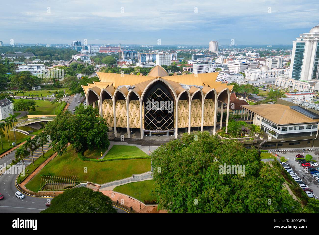 Vue aérienne du Musée des cultures de Bornéo, une partie du complexe du Musée Sarawak à Kuching, Malaisie Banque D'Images