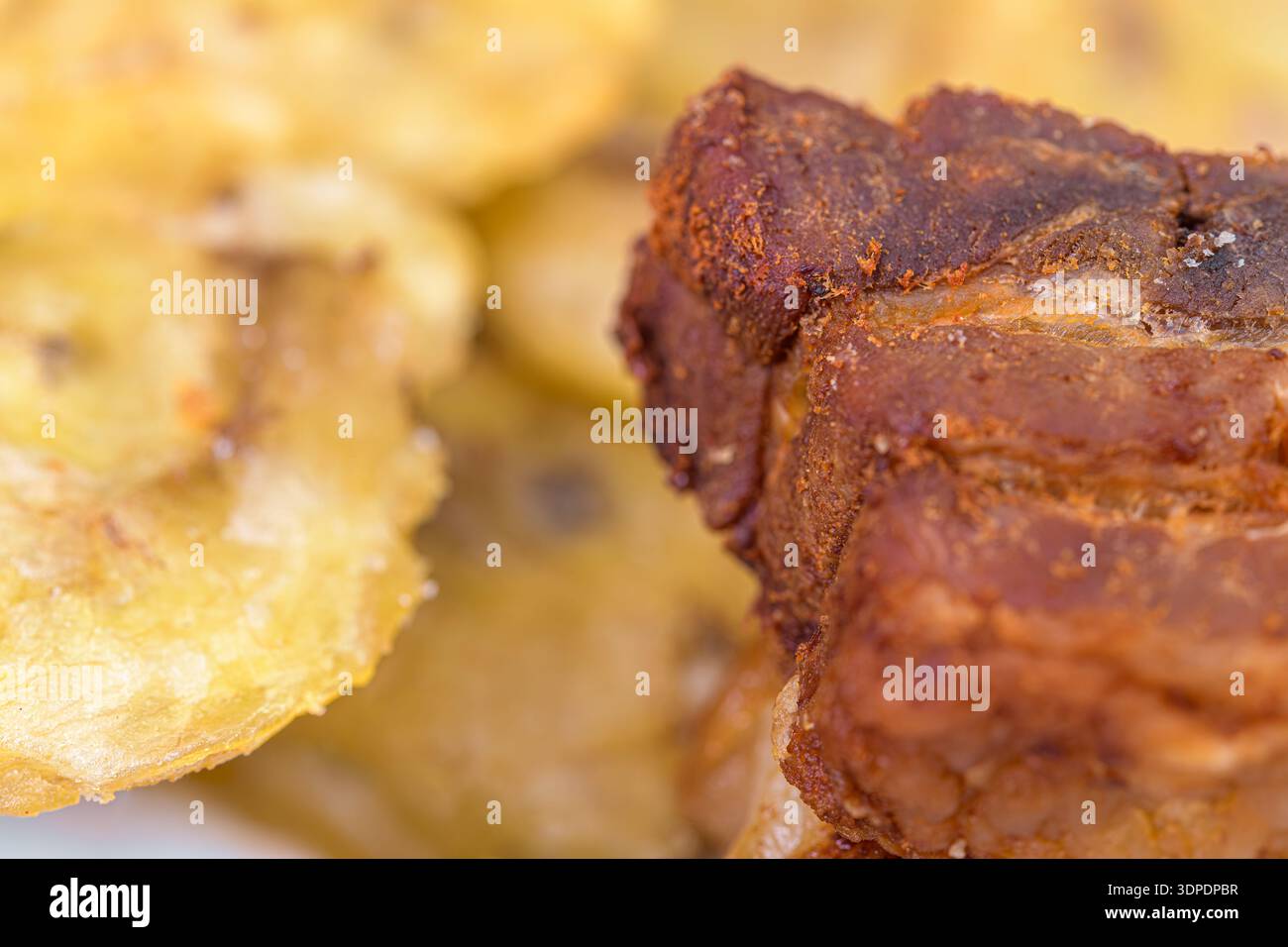Porc frit avec banane verte frite gros plan Banque D'Images