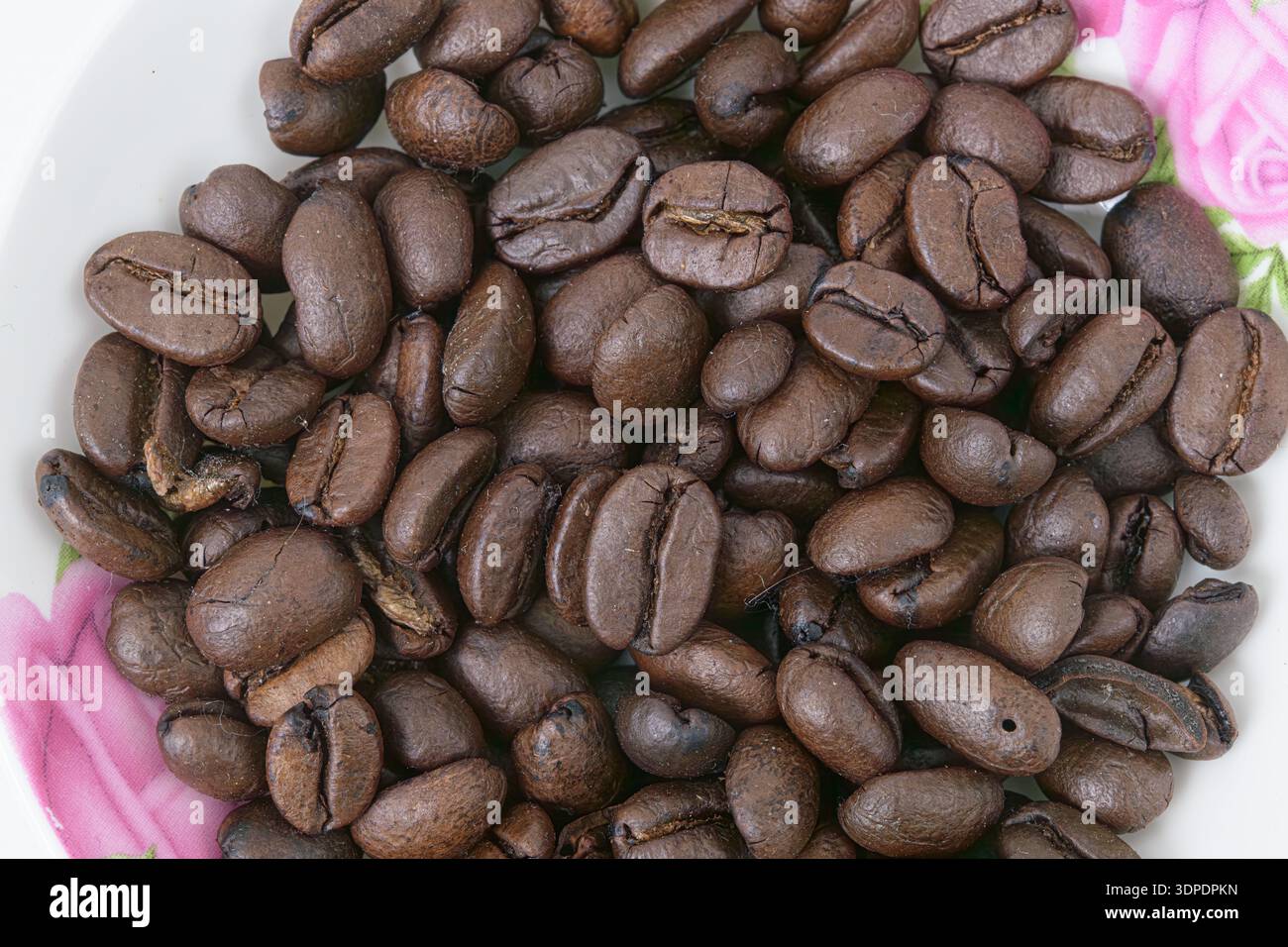 Gros plan de la texture des grains de café torréfiés Banque D'Images