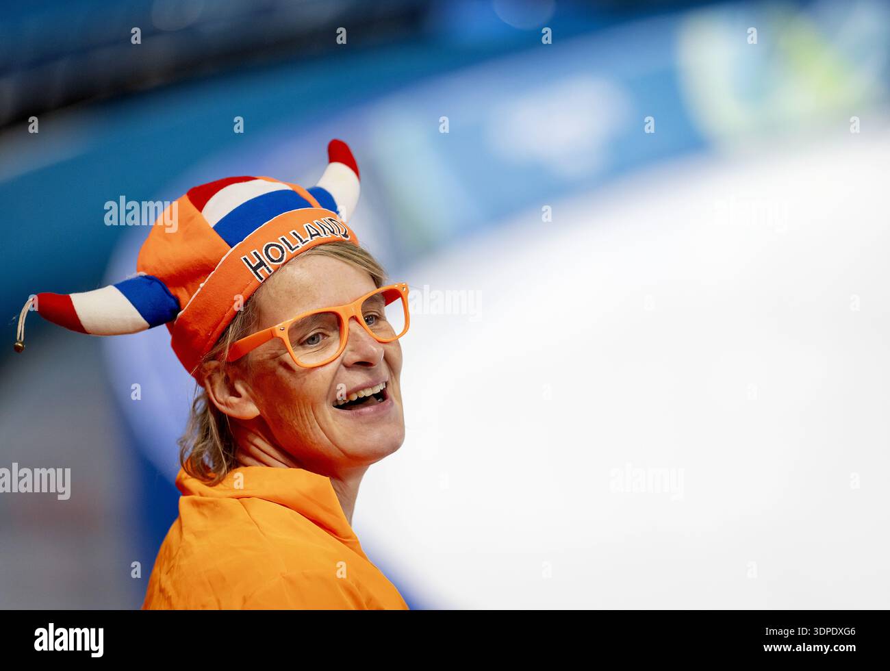 MILAN - supporters néerlandais lors des quarts de finale de poursuite par équipe féminine dans l'épreuve de patinage de vitesse sur longue piste au stade de patinage de vitesse de Milan aux Jeux olympiques d'hiver de Milan. SEM VAN DER WAL / ANP Banque D'Images