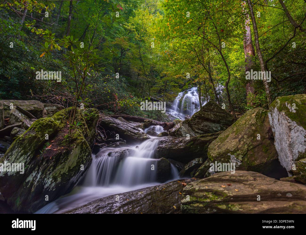 Chute d'eau dans les montagnes pendant l'automne Banque D'Images