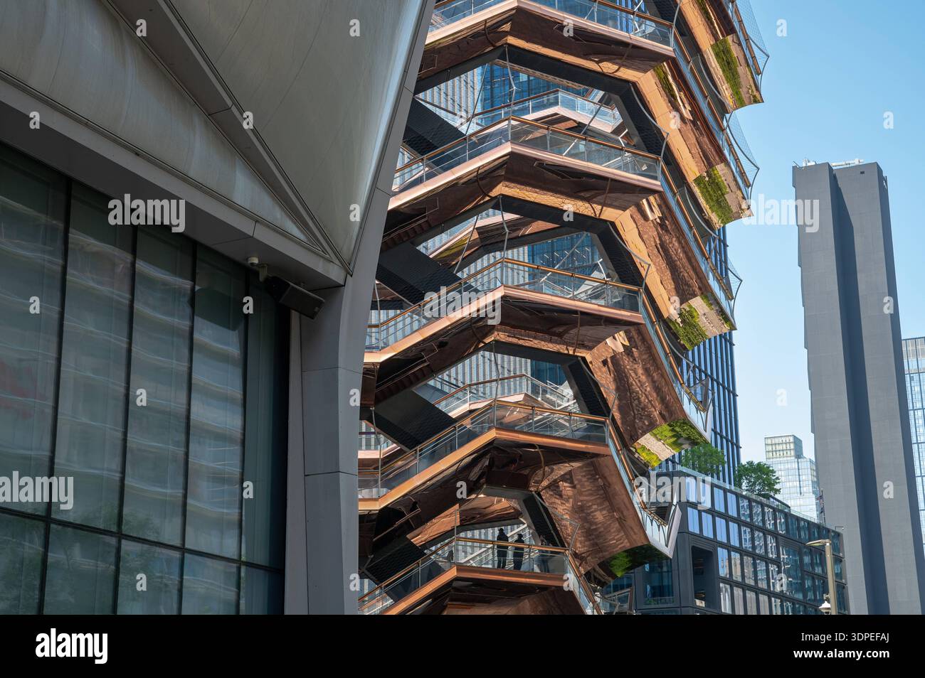30.05.2025, Manhattan, New York City, New York, Vereinigte Staaten États-Unis - Aussenansicht Bauwerk Vessel in Hudson Yards. Navire TKA ist eine etwa 46 Meter hohe Struktur und Besucherattraktion und Teil des Staedtebauprojektes Hudson Yards auf der West Side von Manhattan à New York. SIE ist eine Mischung zwischen Gebaeude, Kunstwerk und Monument und wurde nach Plaenen des britischen designers und Architekten Thomas Heatherwick et Heatherwick Studio erbaut. Die aufwendige wabenartige Struktur ist ueber 45 Meter hoch und besteht aus 154 Treppenlaeufen, 2,500 Stufen und 80 Podesten, die Besuch Banque D'Images
