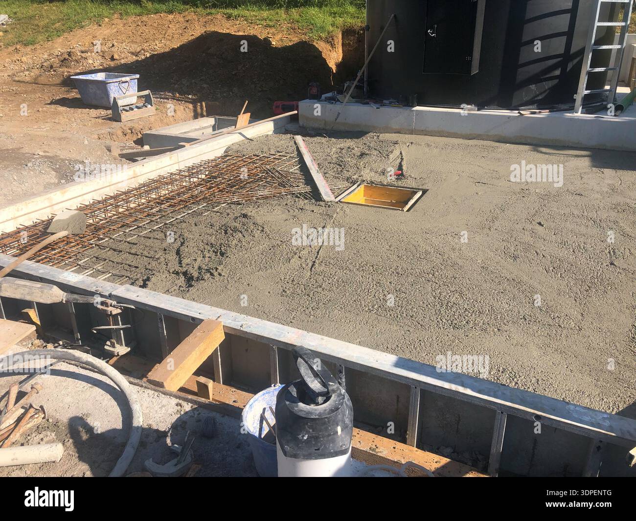 La plaque de base pour le ravitaillement en carburant d'un réservoir de stockage est bétonnée Banque D'Images