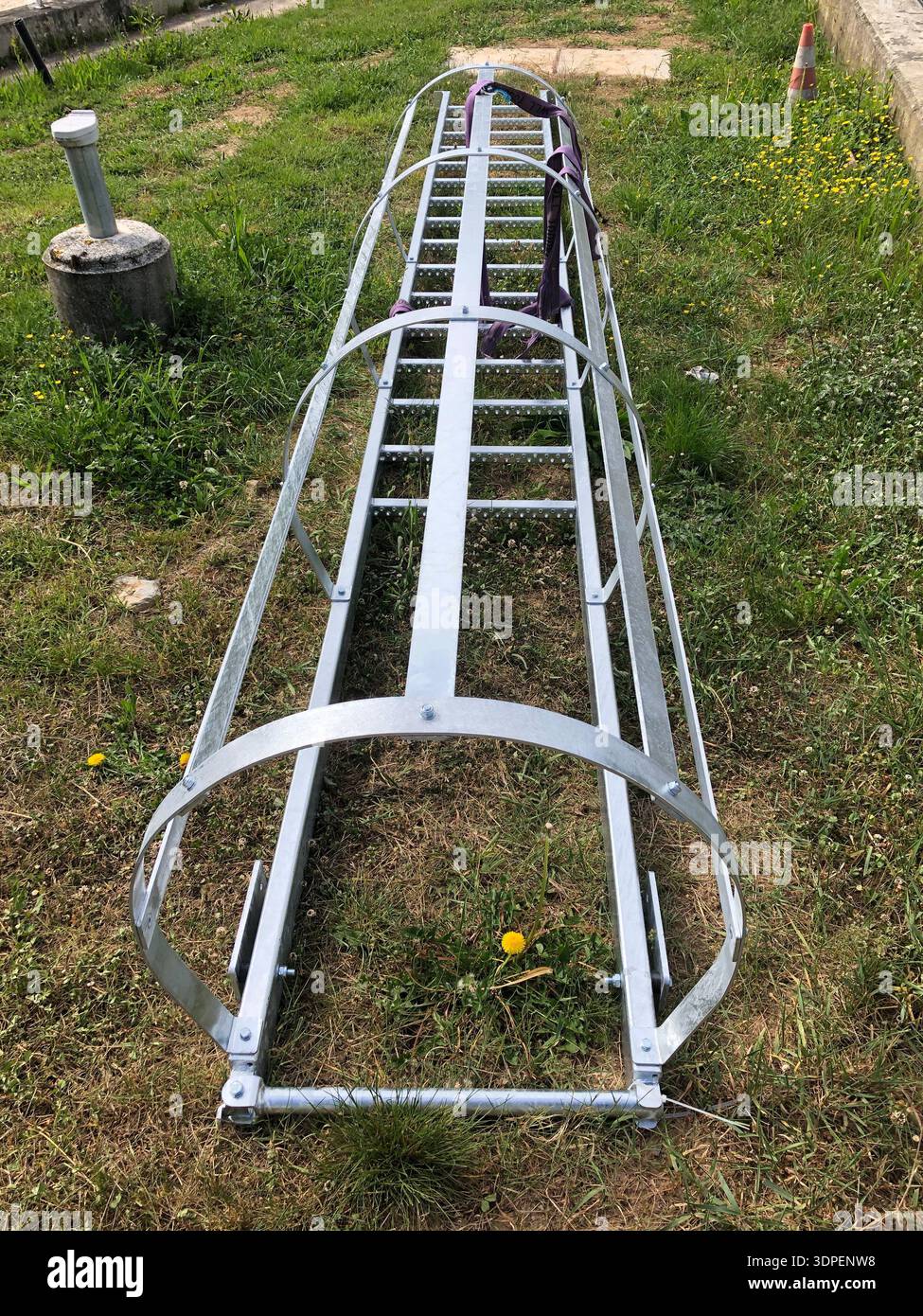 L'échelle avec support de sécurité pour empêcher les chutes repose sur le sol Banque D'Images