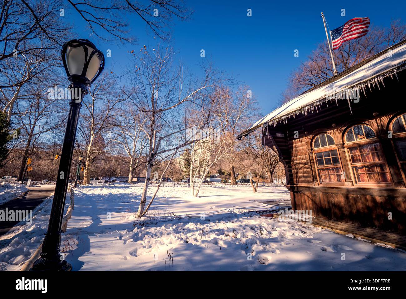 Vue panoramique du Swedish Cottage Marionette Theatre à Central Park lors d'une journée d'hiver froide et glacée à New York City, NY, États-Unis Banque D'Images