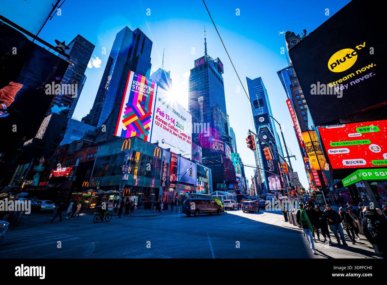 Vue imprenable et imprenable sur Times Square à New York City, NY, États-Unis, avec des publicités lumineuses et illuminées sur les panneaux d'affichage et de hauts gratte-ciel tout autour Banque D'Images